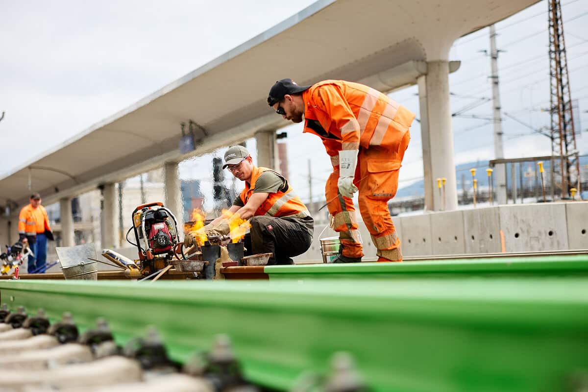 Inforail - Pierwsza na świecie szyna wyprodukowana z użyciem wodoru ułożona w Linzu. Przełom dla kolei i klimatu
