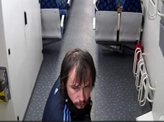 Zaatakował konduktorkę. Policja poszukuje agresora i świadków incydentu w pociągu foto: Policja