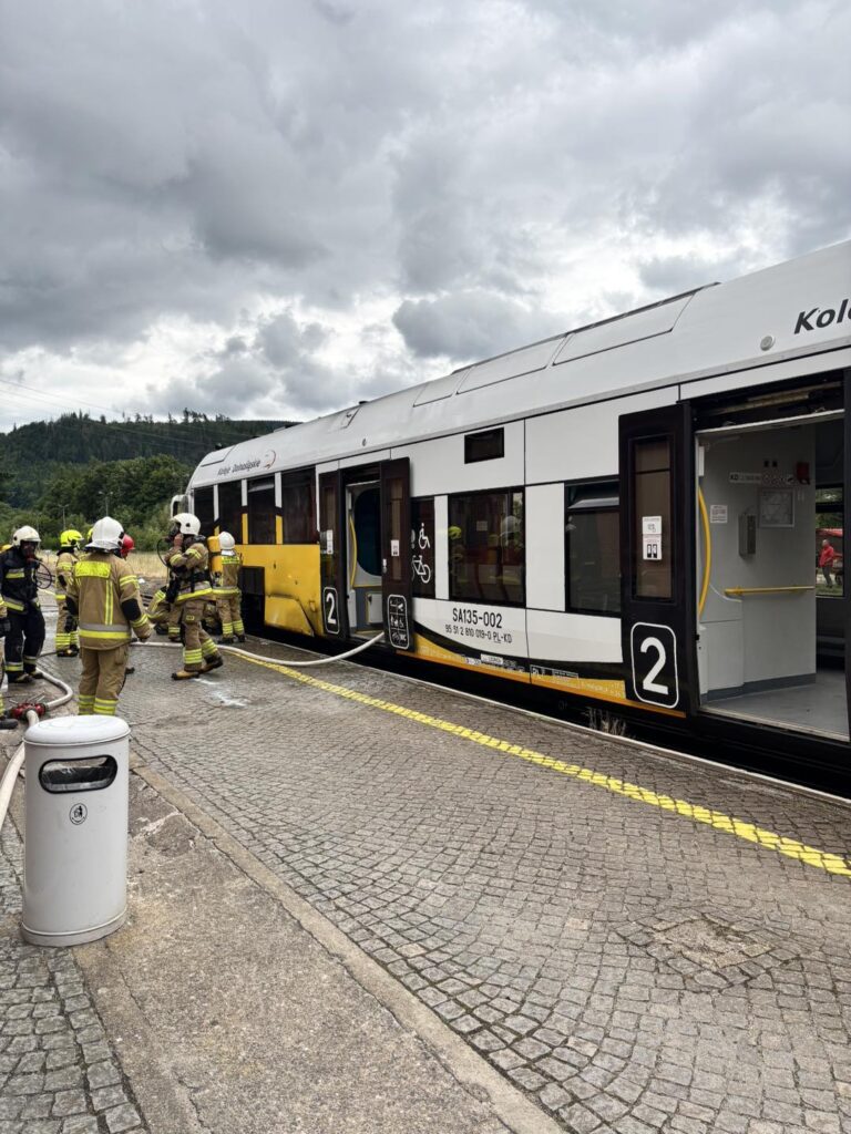 Pożar pociągu Kolei Dolnośląskich w Szczytnej foto: OSP Duszniki Zdrój