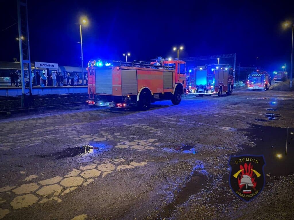 Pożar lokomotywy EP08 w Czempiniu. Ewakuowano blisko tysiąc pasażerów pociągu Przemyśl–Świnoujście foto: Straż Pożarna