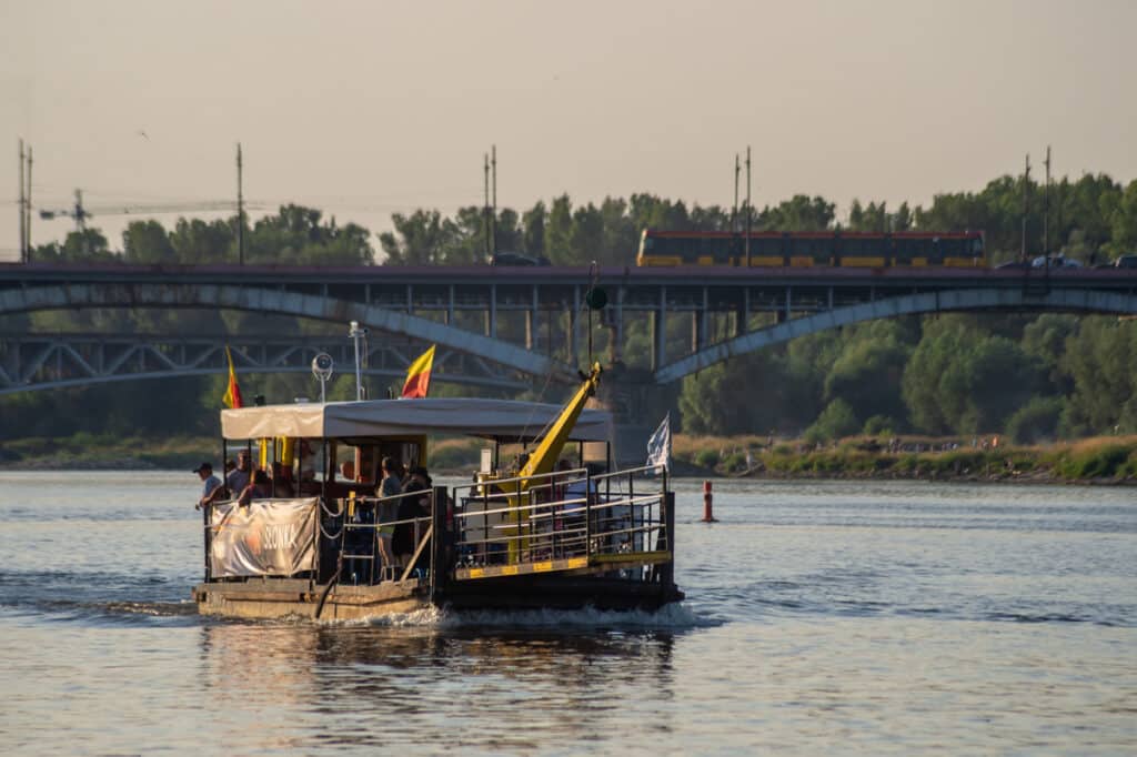 Promy WLT znów kursują po Wiśle! Letnia atrakcja wraca do stolicy foto: WTP