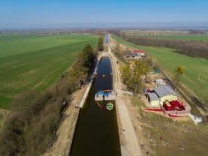 Kanał elbląski jest niszczony przez skutery; zarządcy: jesteśmy bezradni