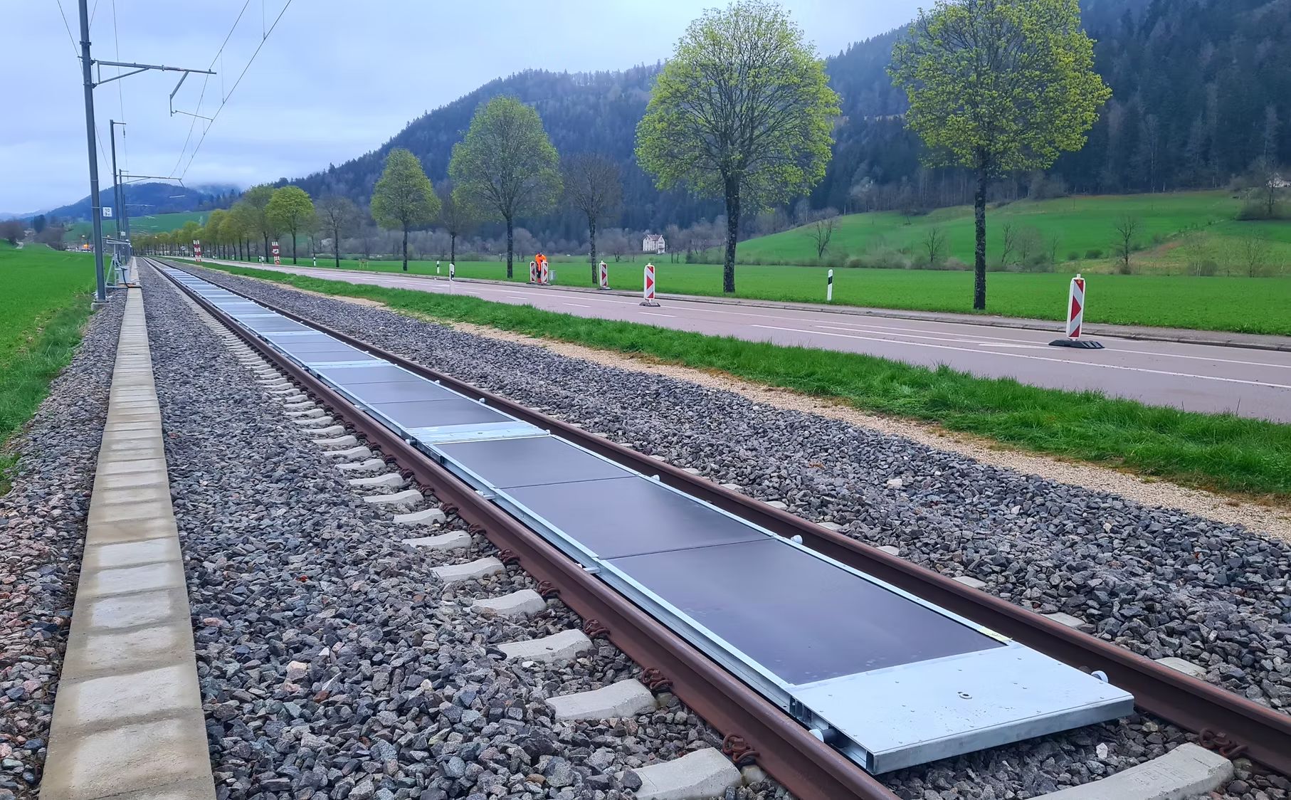 Inforail - Szwajcaria zamienia tory kolejowe w elektrownie słoneczne