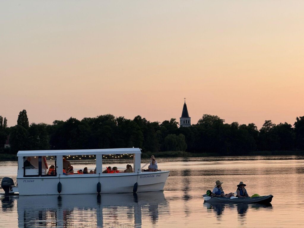 Tramwaj wodny na Jeziorze Miejskim w Międzychodzie. Nowa atrakcja turystyczna foto: UG Międzychód