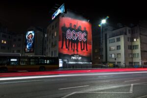 Legenda rocka zespół AC/DC wystąpi w piątek, 4 lipca na PGE Narodowym. Sprawny dojazd na stadion i powrót z wydarzenia zapewnia Warszawski Transport Publiczny.
