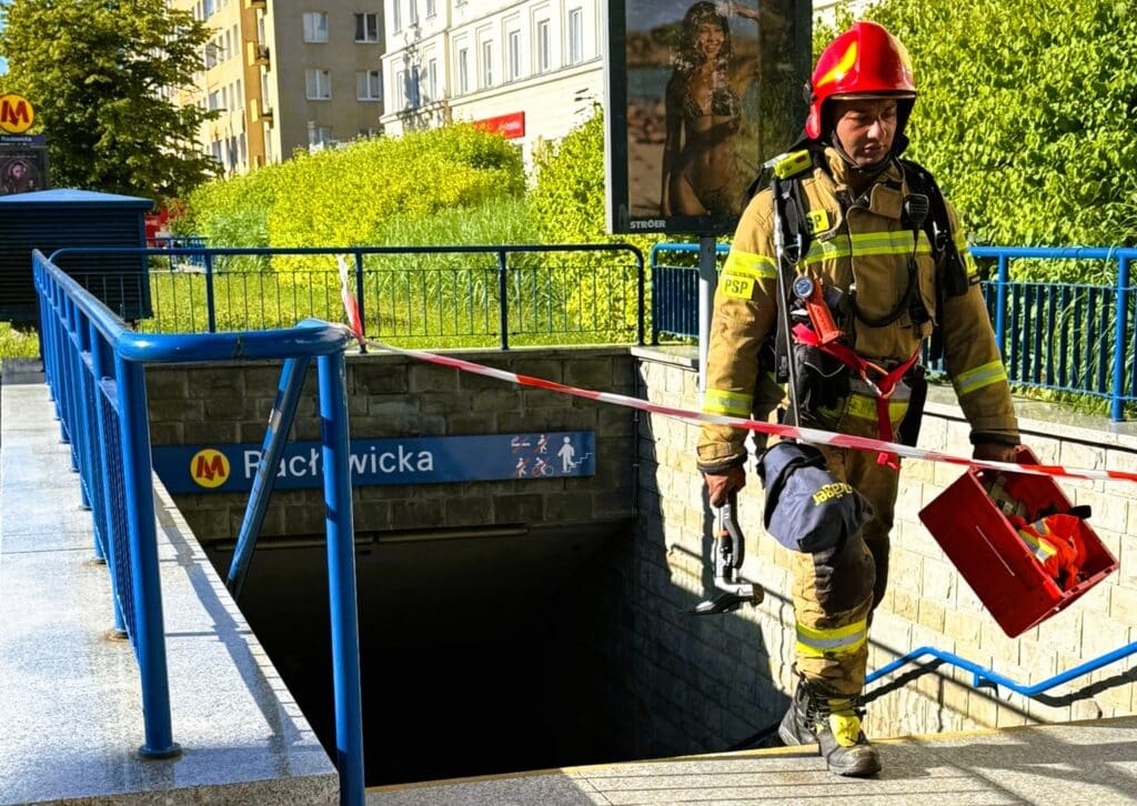 Warszawa: Ruch w metrze na linii M1 częściowo przywrócony / fot. PSP Warszawa