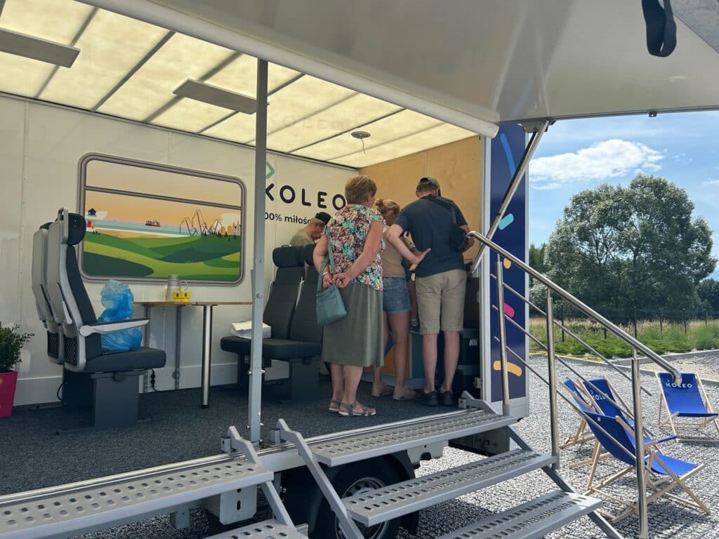KOLEO świętuje 100 milionów sprzedanych biletów – mobilna instalacja ruszyła w Polskę