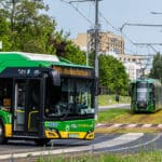 Poznań/ W pojazdach komunikacji miejskiej pasażerowie czytali o dniu łapania za pupę