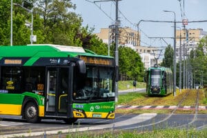 Poznań/ W pojazdach komunikacji miejskiej pasażerowie czytali o dniu łapania za pupę
