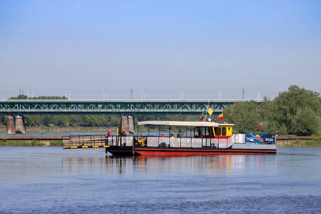Promy WLT znów kursują po Wiśle! Letnia atrakcja wraca do stolicy foto: WTP