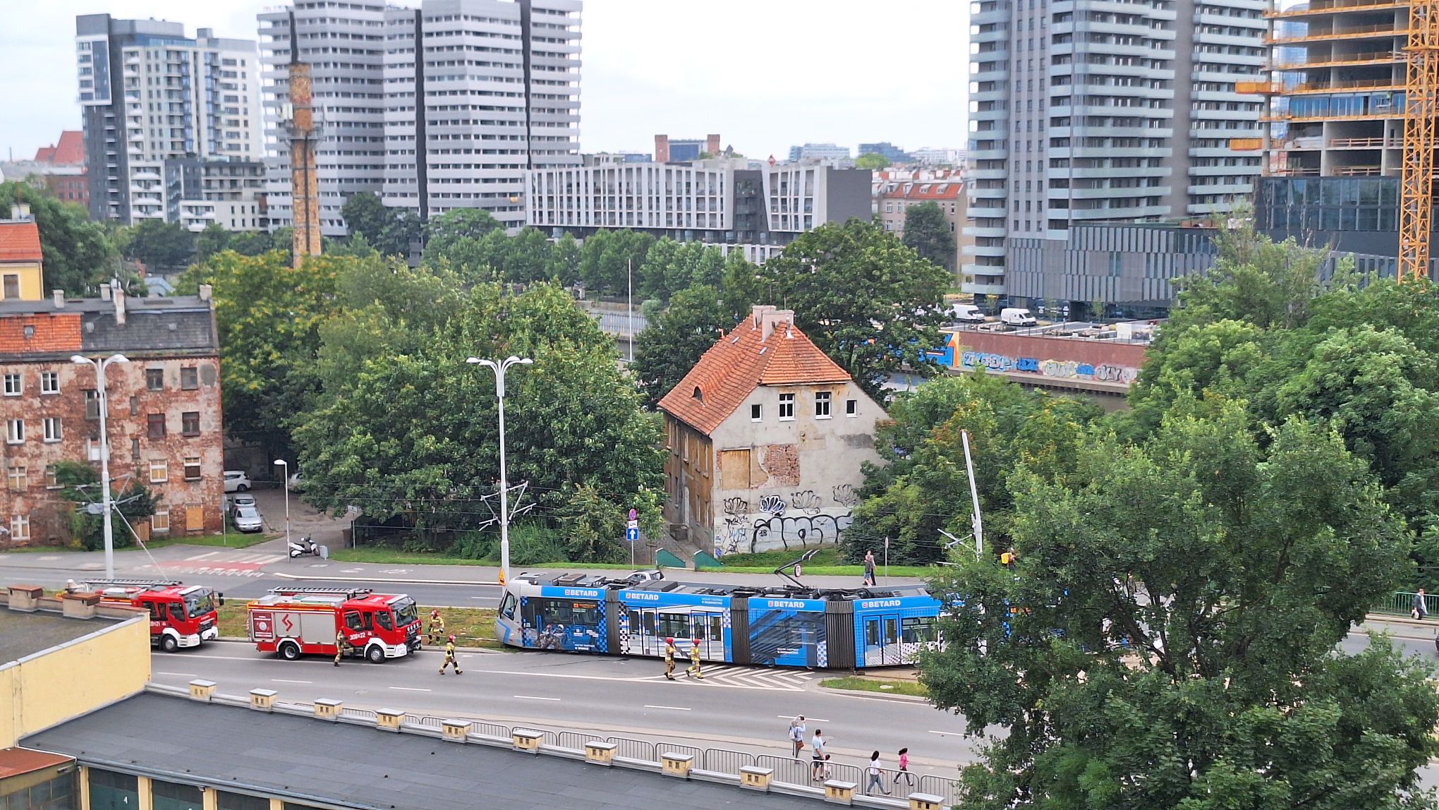 Infotram - Wrocław: Wykolejenie tramwaju, w który uderzył samochód. Duże utrudnienia i objazdy