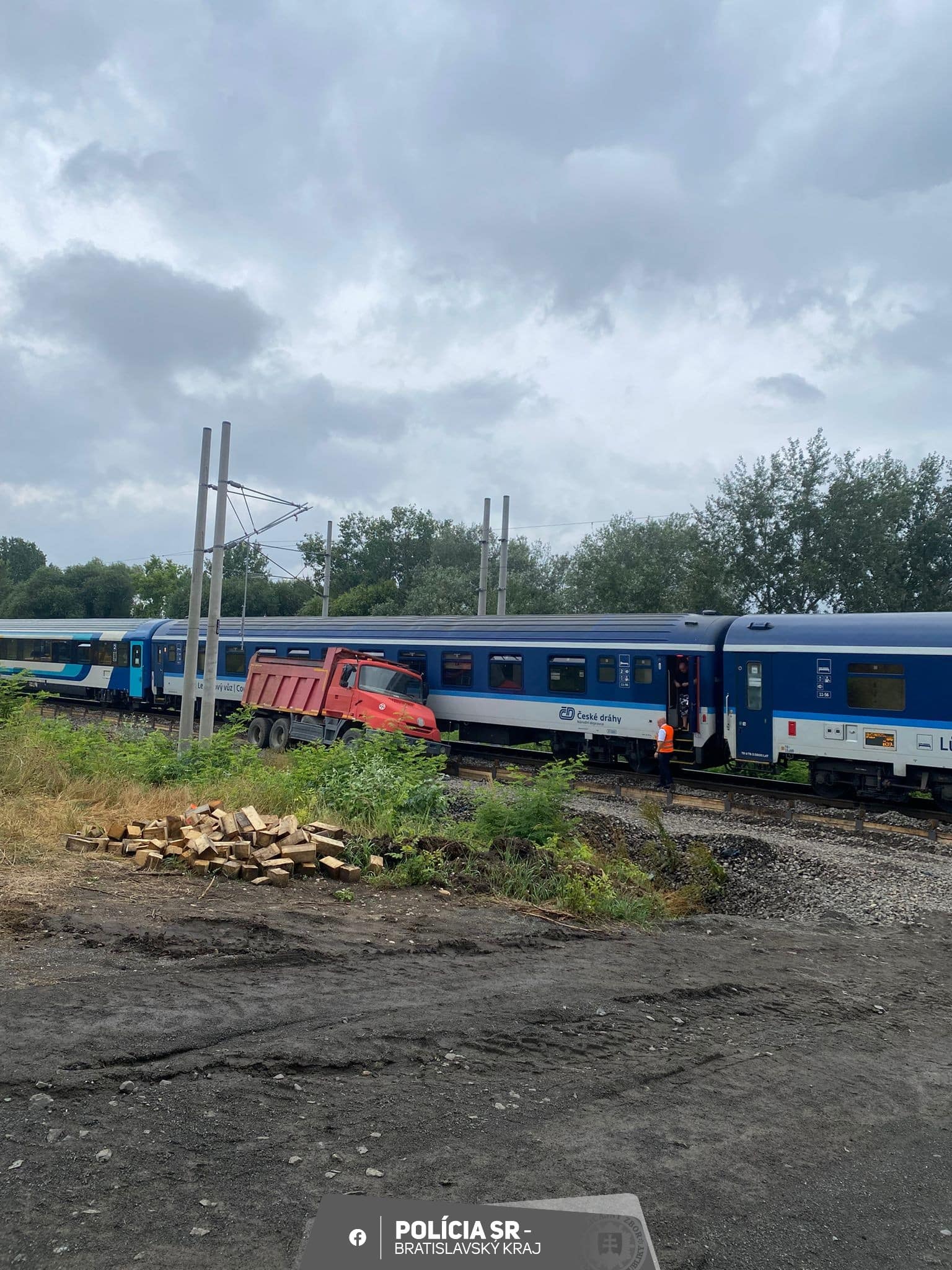 Inforail - Zderzenie pociągu z ciężarówką pod Bratysławą. Obyło się bez ofiar