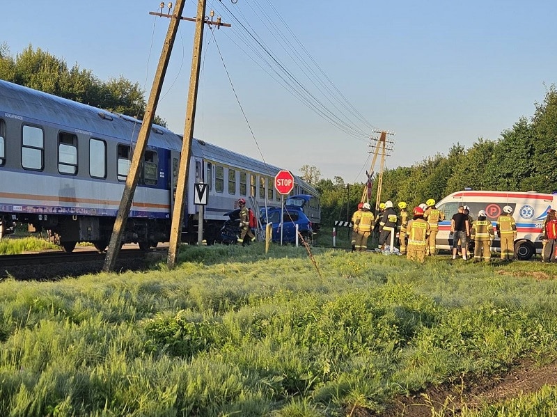 Po zaledwie miesiącu 18-latek stracił prawo jazdy. Po tym jak wjechał w pociąg foto: Policja