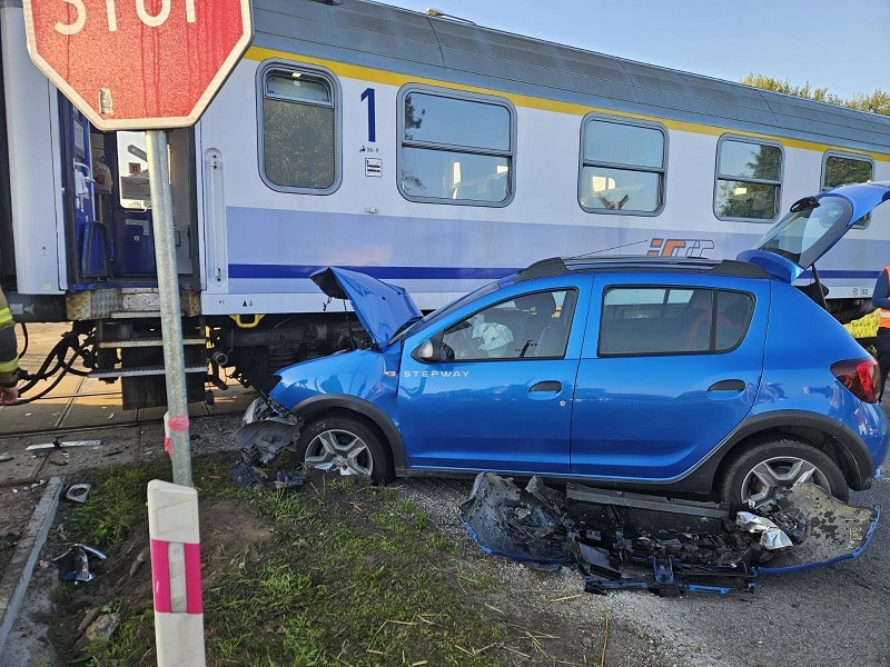 Po zaledwie miesiącu 18-latek stracił prawo jazdy. Po tym jak wjechał w pociąg foto: Policja