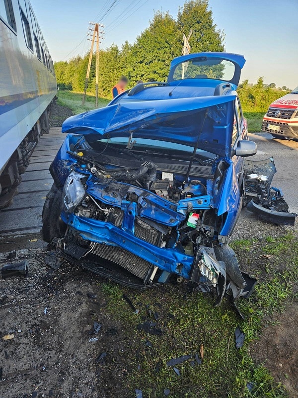 Po zaledwie miesiącu 18-latek stracił prawo jazdy. Po tym jak wjechał w pociąg foto: Policja