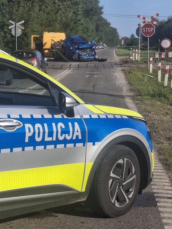 Po zaledwie miesiącu 18-latek stracił prawo jazdy. Po tym jak wjechał w pociąg foto: Policja