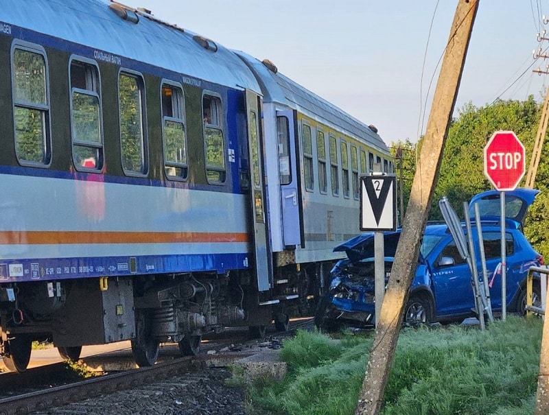 Po zaledwie miesiącu 18-latek stracił prawo jazdy. Po tym jak wjechał w pociąg foto: Policja