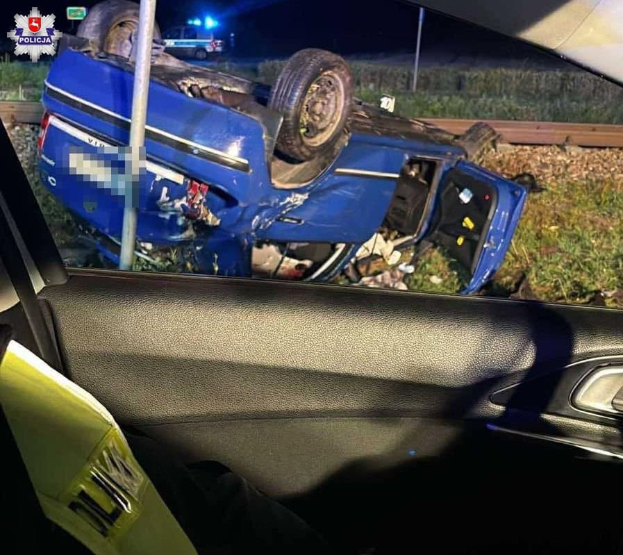 Groźny wypadek na przejeździe kolejowym w Suścu. Trzy osoby w szpitalu po zderzeniu z szynobusem foto: Policja