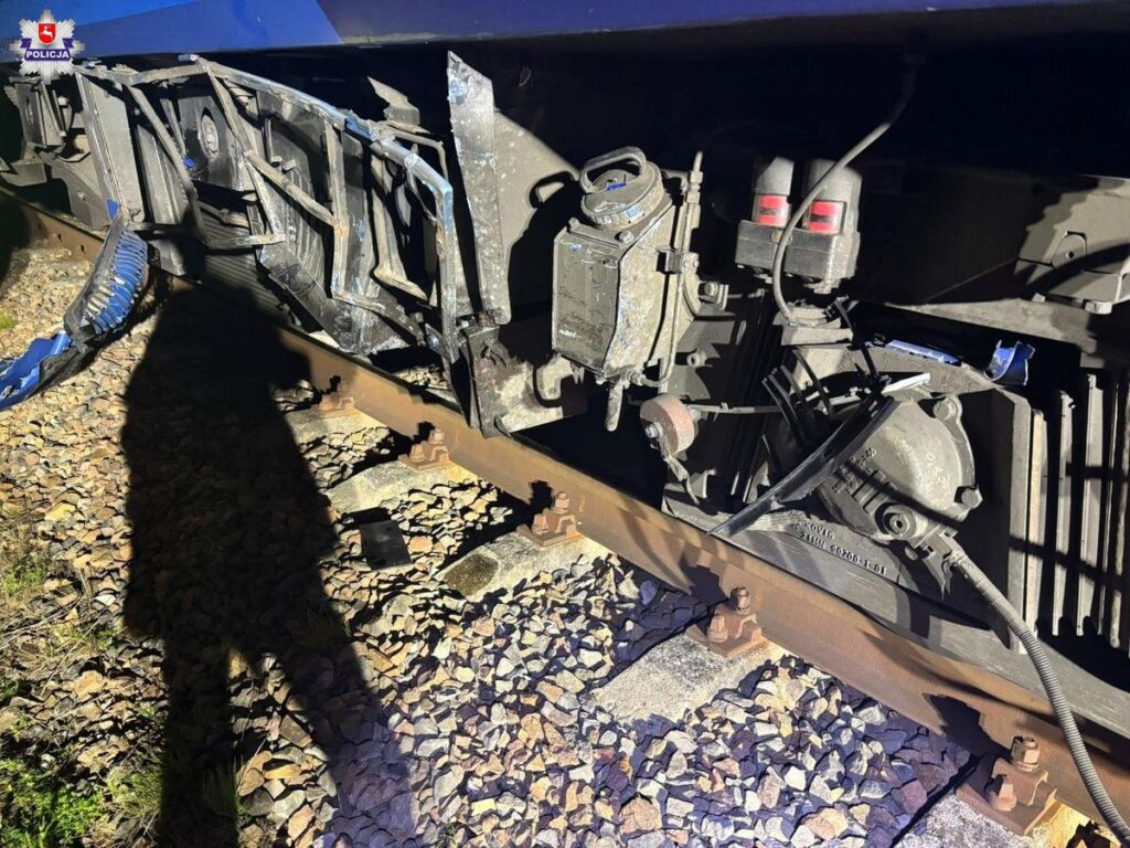 Groźny wypadek na przejeździe kolejowym w Suścu. Trzy osoby w szpitalu po zderzeniu z szynobusem foto: Policja