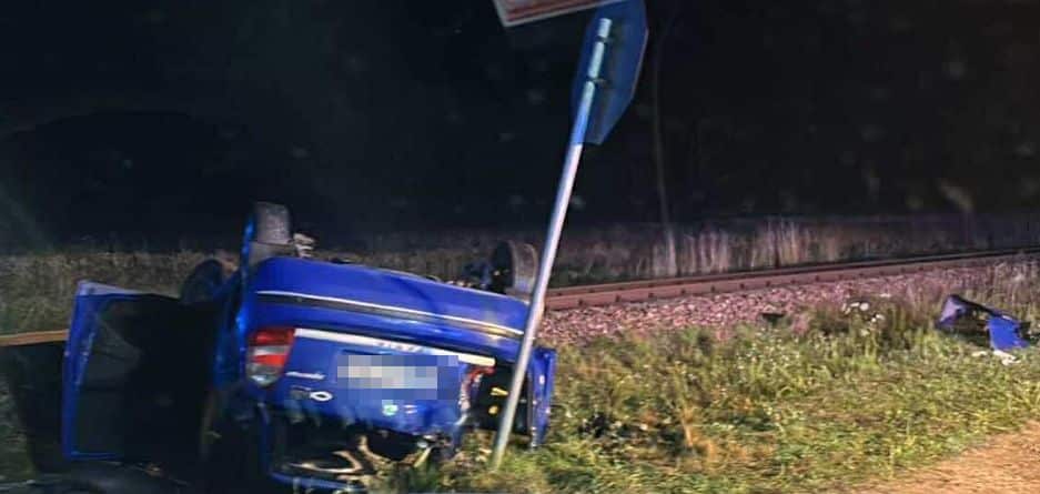 Groźny wypadek na przejeździe kolejowym w Suścu. Trzy osoby w szpitalu po zderzeniu z szynobusem foto: Policja