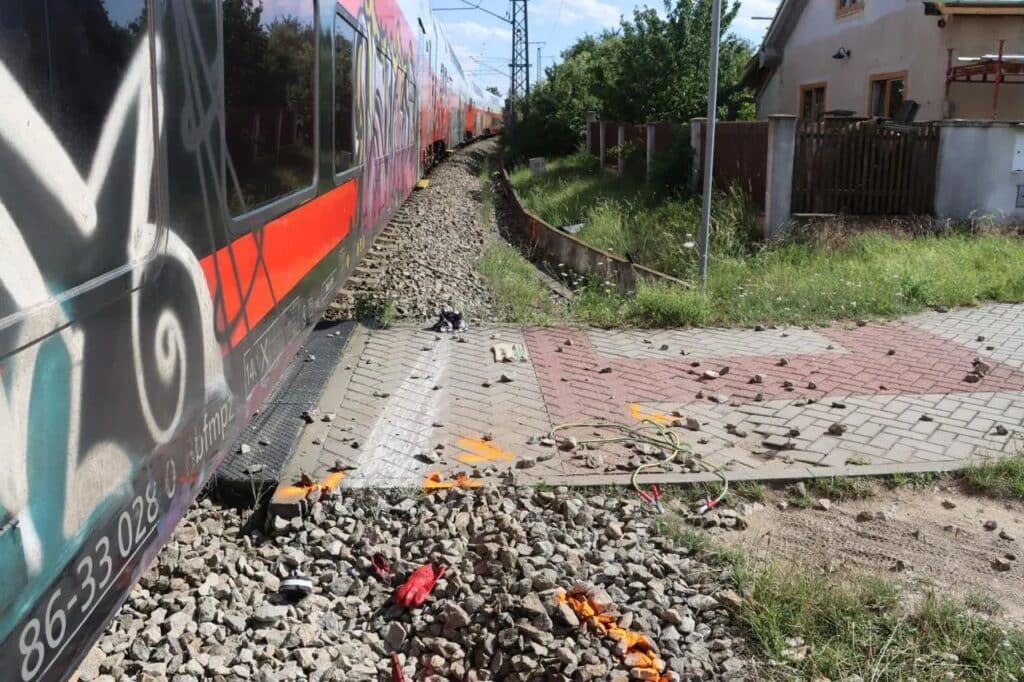 Nieodpowiedzialny manewr zakończony kolizją. Quad wjechał pod pociąg foto: Policja CR