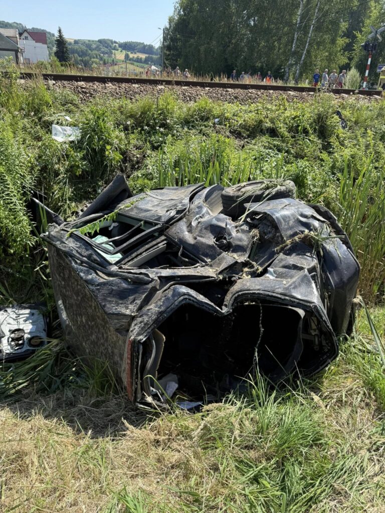 Wypadek na przejeździe kolejowym pod Skawiną. Samochód wjechał pod pociąg, są opóźnienia foto: OSP Rzozów