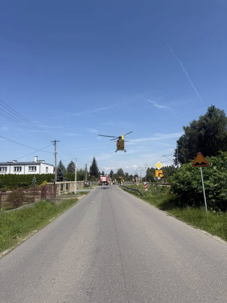 Wypadek na przejeździe kolejowym pod Skawiną. Samochód wjechał pod pociąg, są opóźnienia foto: OSP Rzozów