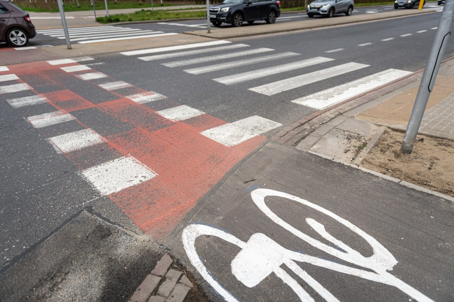 Infobike - Piesi ważniejsi na przejazdach? Warszawa testuje nowe zasady na Woli