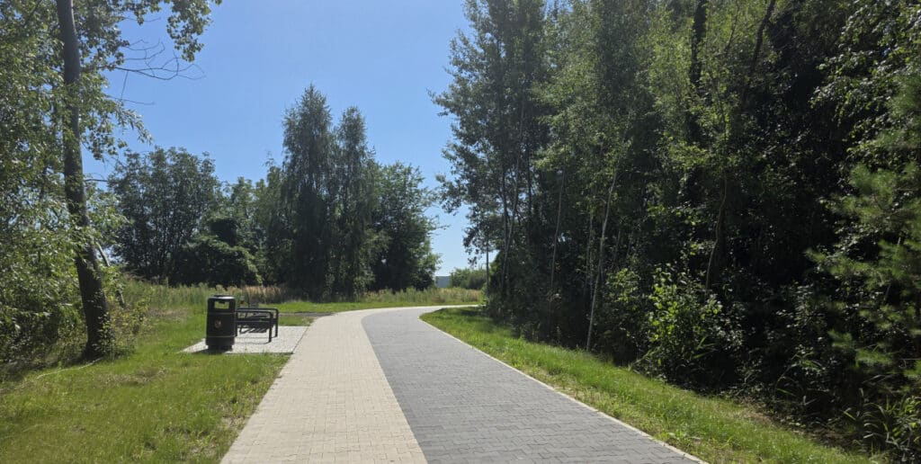 Dzięki inwestycji cała trasa otoczy akwen, tworząc spójną pętlę idealną do jazdy rowerem, spacerów czy nordic walkingu.