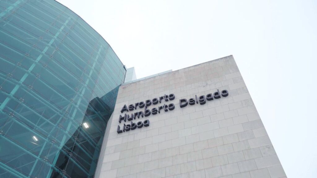 Pożar w hali odlotów lotniska w Lizbonie – setki osób ewakuowanych fot. Aeroporto de Lisboa