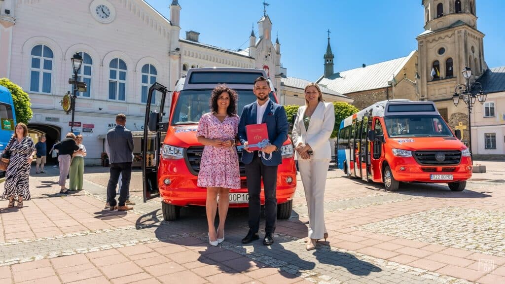 Sanok już jeździ na prądzie. Trzy elektryczne MiniCity od Autometu na liniach miejskich / fot. UM Sanok