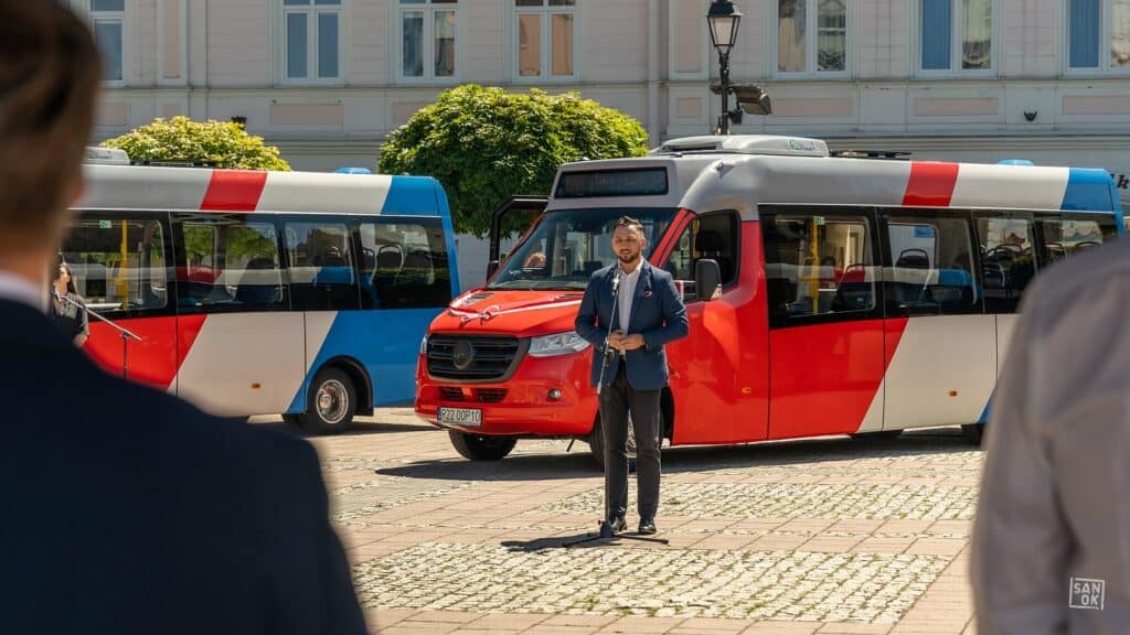 Sanok już jeździ na prądzie. Trzy elektryczne MiniCity od Autometu na liniach miejskich / fot. UM Sanok