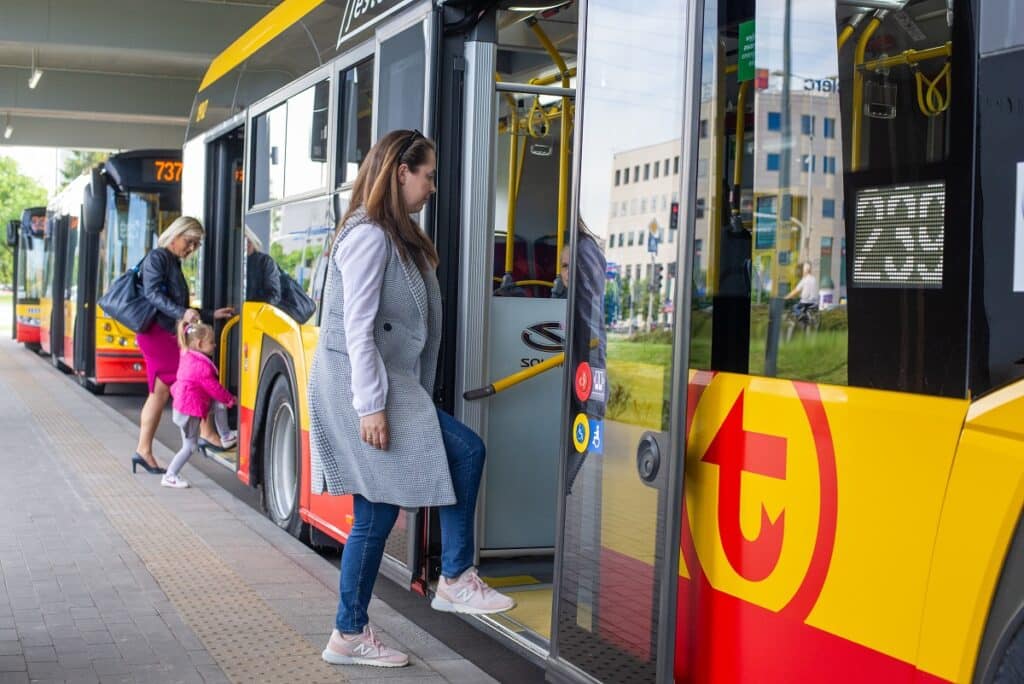 Warszawa szykuje pierwsze w Polsce autobusy przystosowane do ewakuacji – z rządową dotacją w tl
