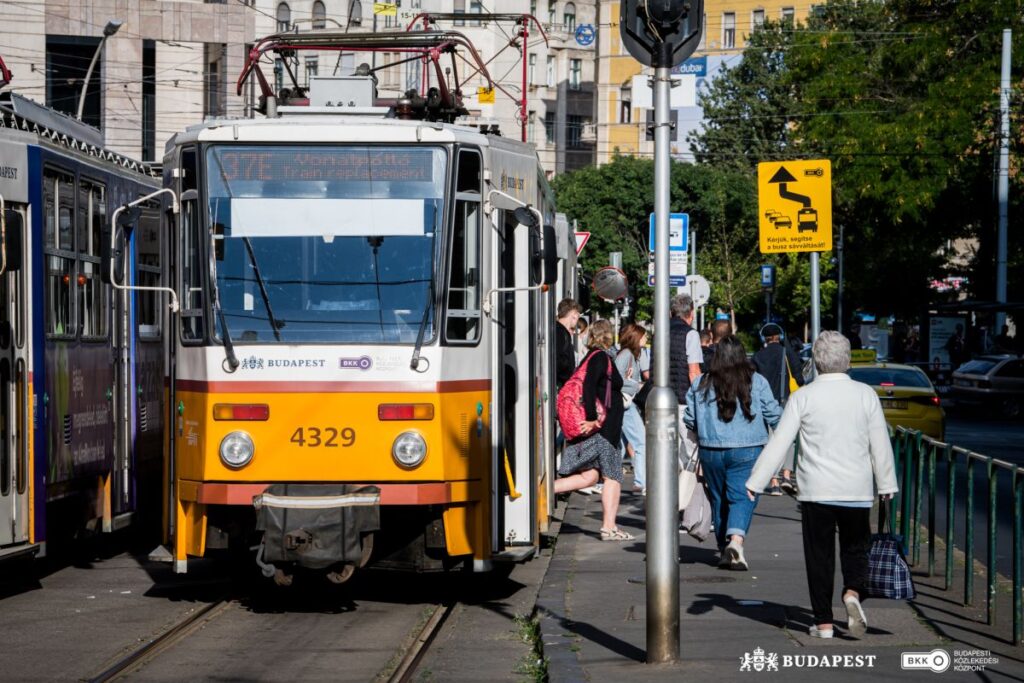Budapeszt: Ruszyła nowa ekspresowa linia tramwajowa 37E. Udany start i tłumy pasażerów foto: BKK
