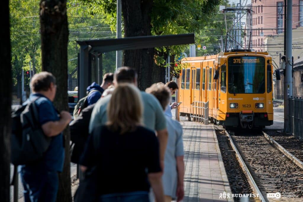 Budapeszt: Ruszyła nowa ekspresowa linia tramwajowa 37E. Udany start i tłumy pasażerów foto: BKK