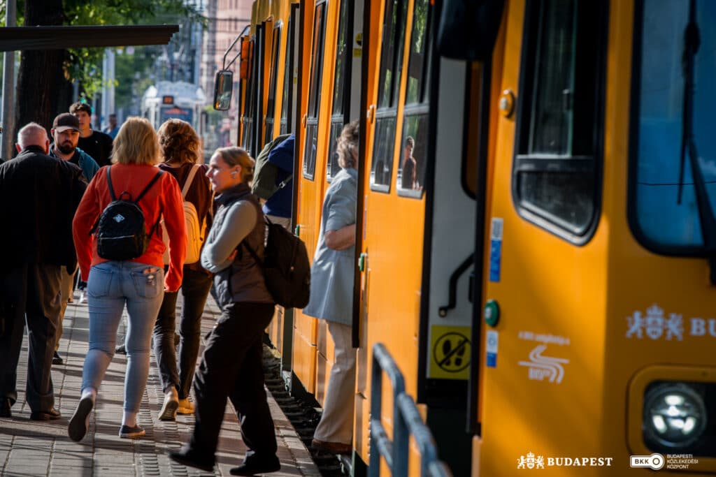 Budapeszt: Ruszyła nowa ekspresowa linia tramwajowa 37E. Udany start i tłumy pasażerów foto: BKK