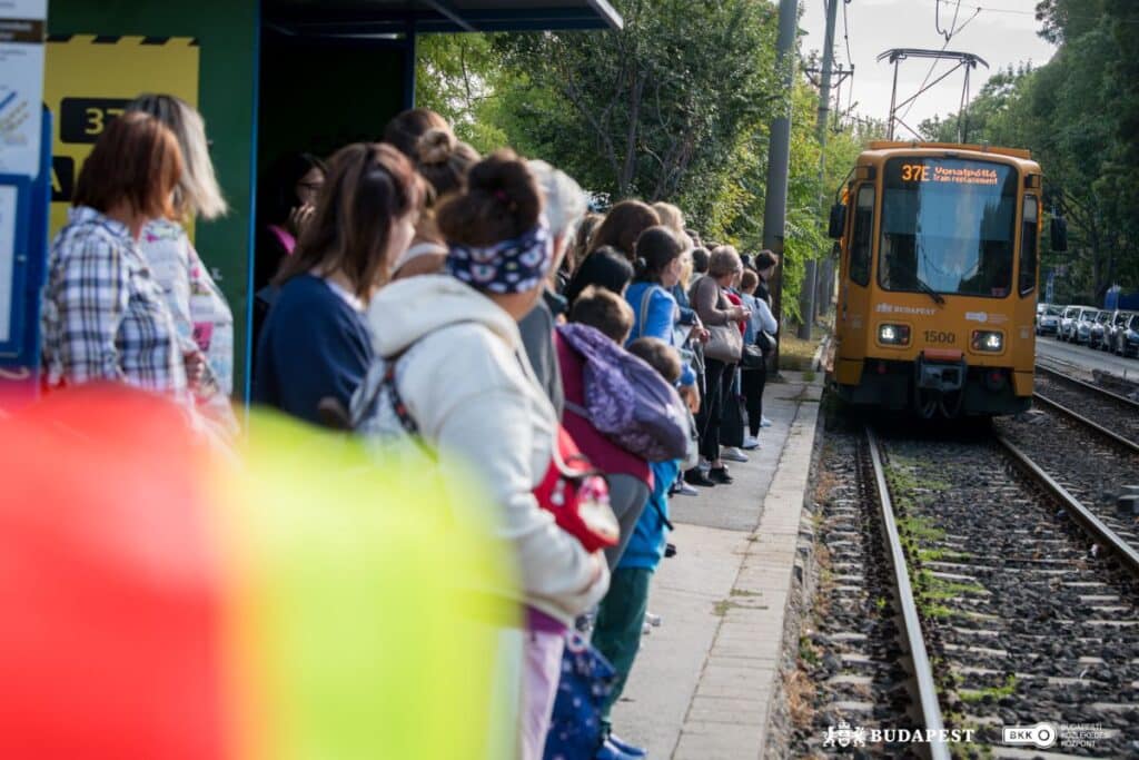 Budapeszt: Ruszyła nowa ekspresowa linia tramwajowa 37E. Udany start i tłumy pasażerów foto: BKK