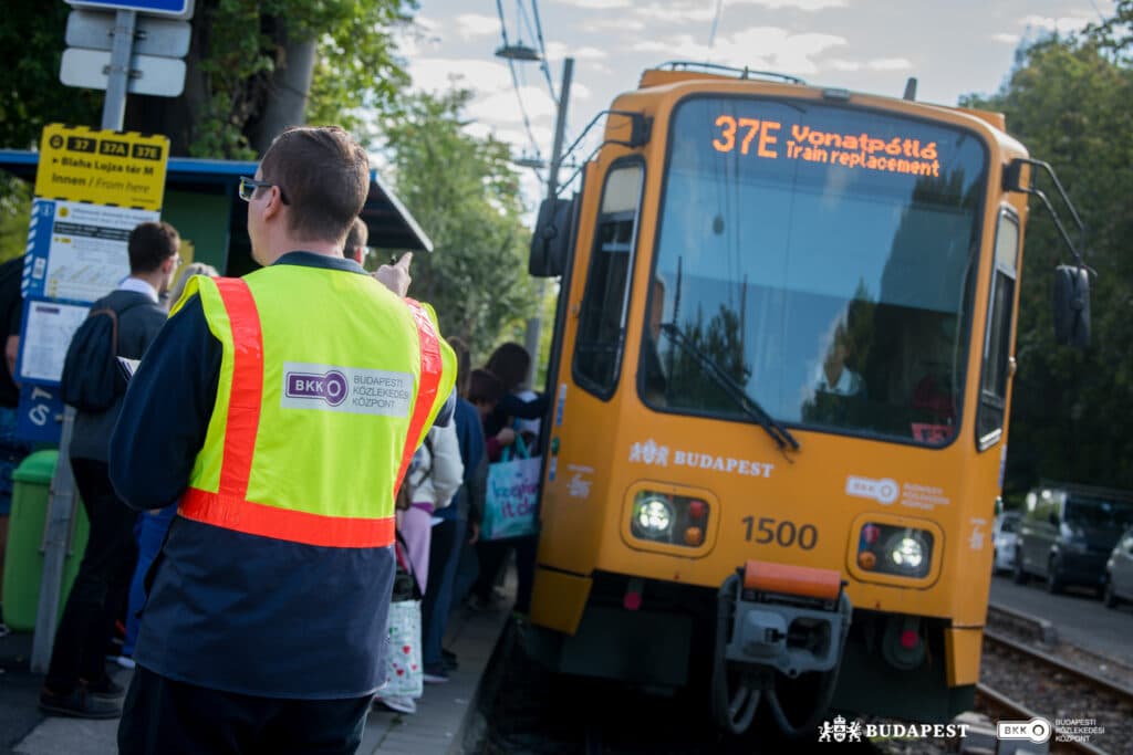 Budapeszt: Ruszyła nowa ekspresowa linia tramwajowa 37E. Udany start i tłumy pasażerów foto: BKK