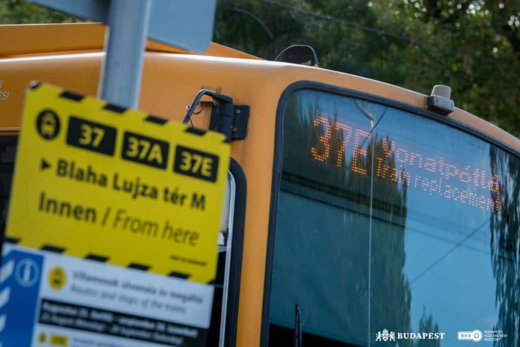 Budapeszt: Ruszyła nowa ekspresowa linia tramwajowa 37E. Udany start i tłumy pasażerów foto: BKK