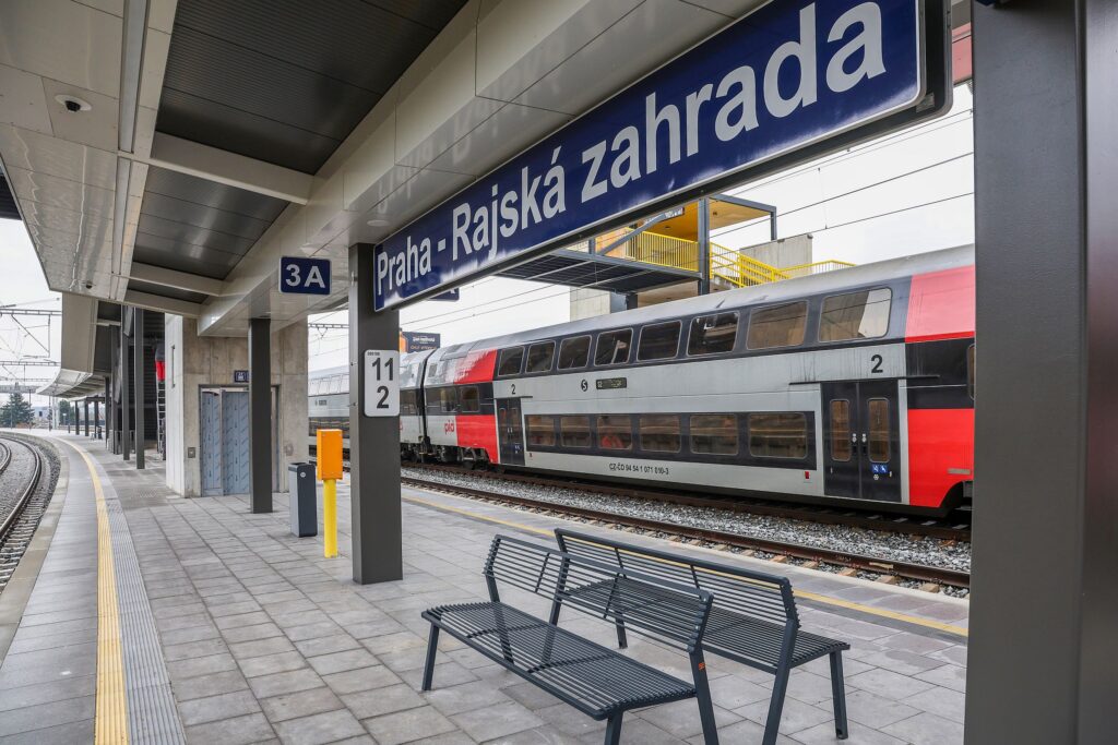 Pociągiem zamiast metrem. W Pradze foto: CD