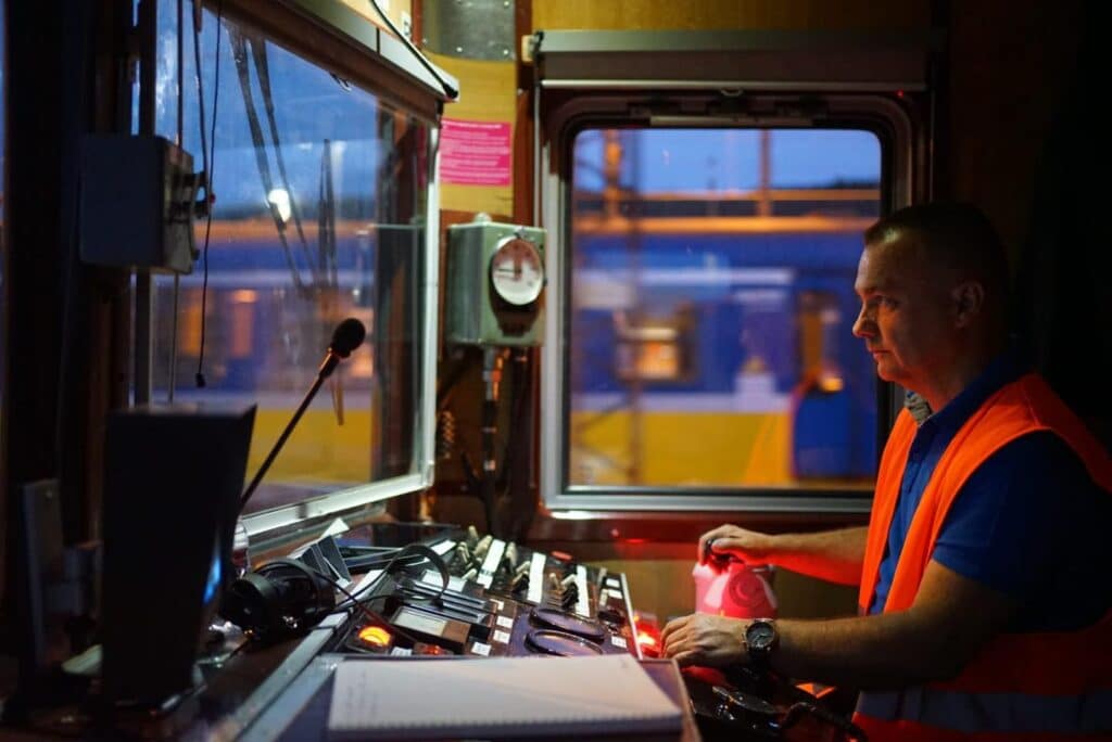 EN57-1100 PKP SKM wraca na tory. W historycznym malowaniu foto: PKP SKM