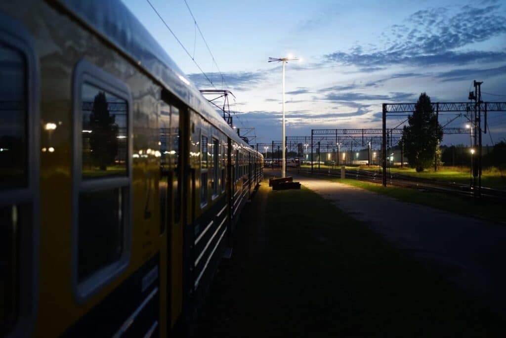 EN57-1100 PKP SKM wraca na tory. W historycznym malowaniu foto: PKP SKM