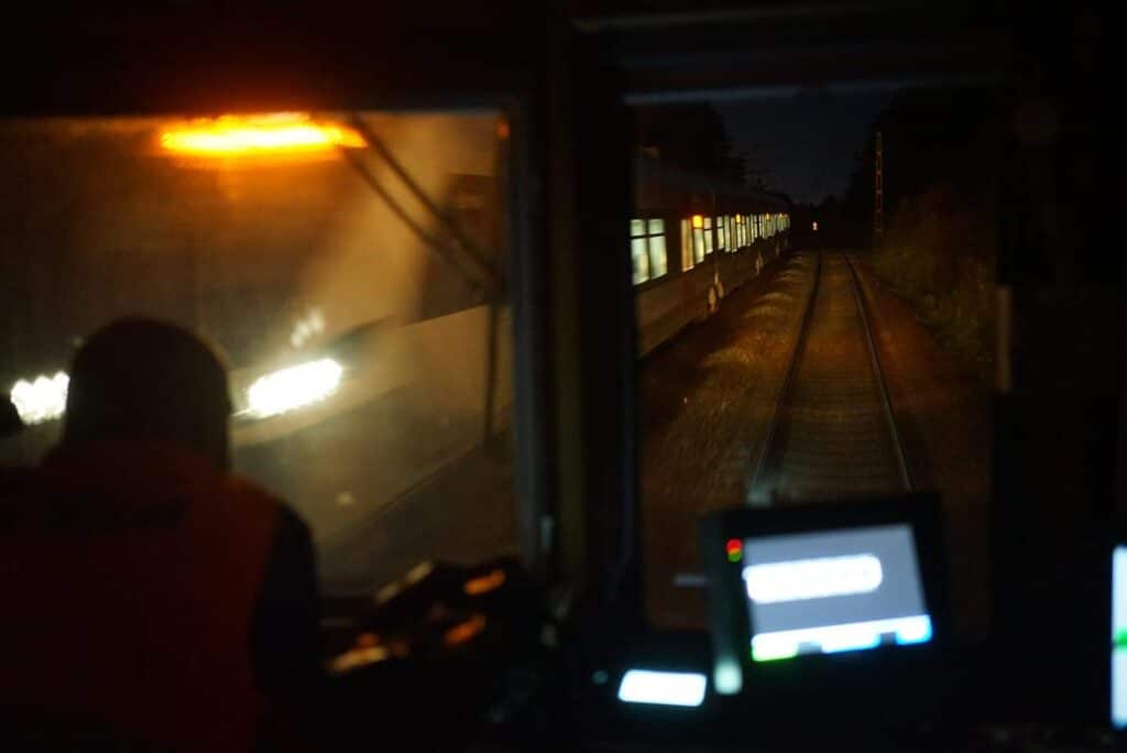 EN57-1100 PKP SKM wraca na tory. W historycznym malowaniu foto: PKP SKM