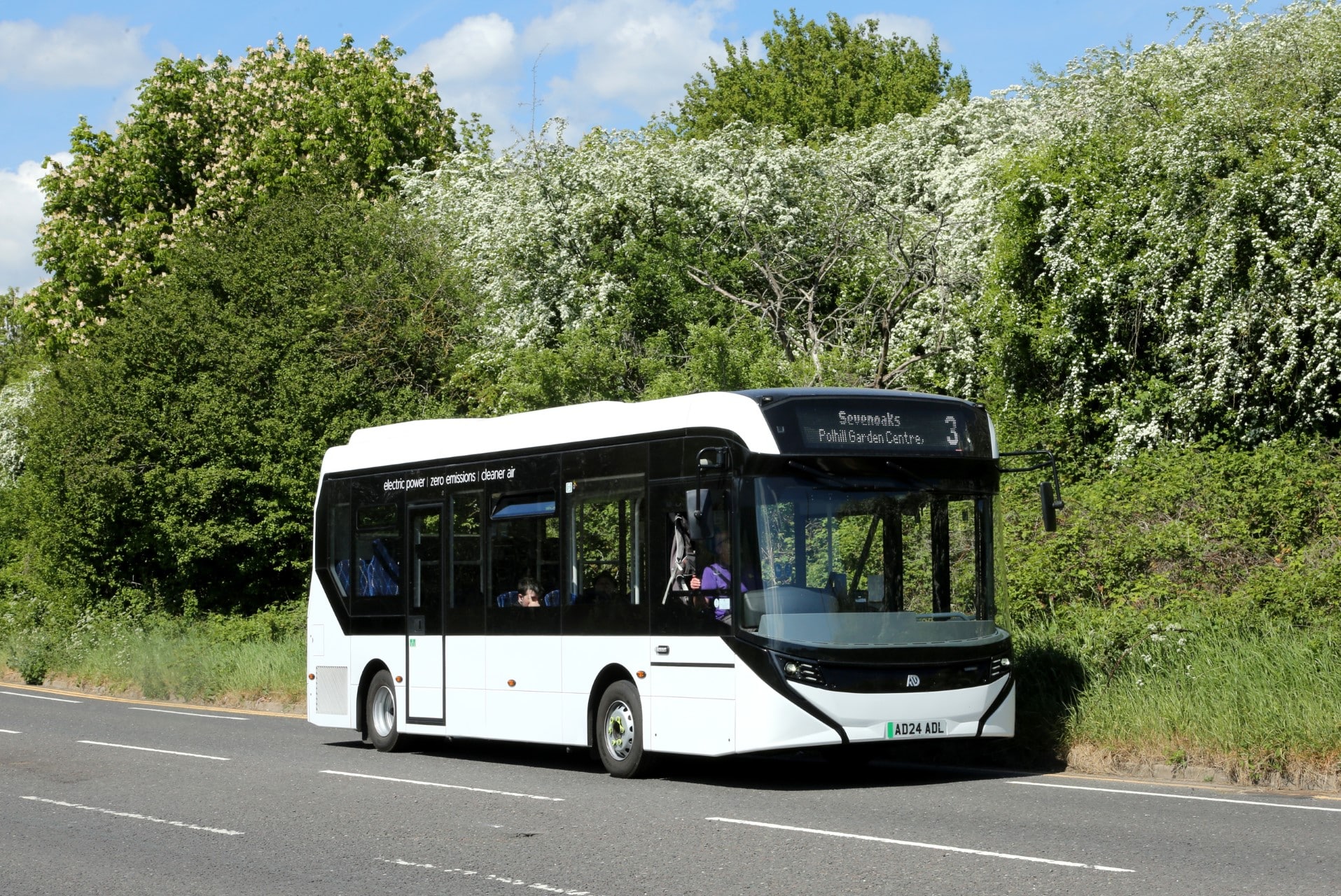 Infobus - Autobus Enviro100EV sprawdzony w terenie – udany test z Go-Coach