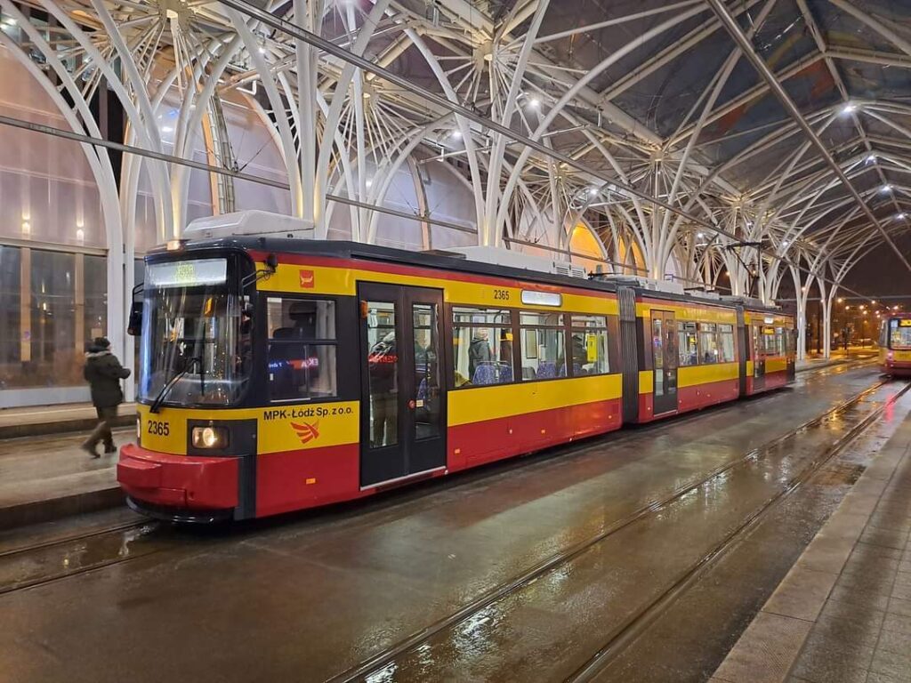 Kasacja czy naprawa? Jaka przyszłość czeka połamany wagon MPK Łódź po wczorajszej kolizji zdjęcie ilustracyjne