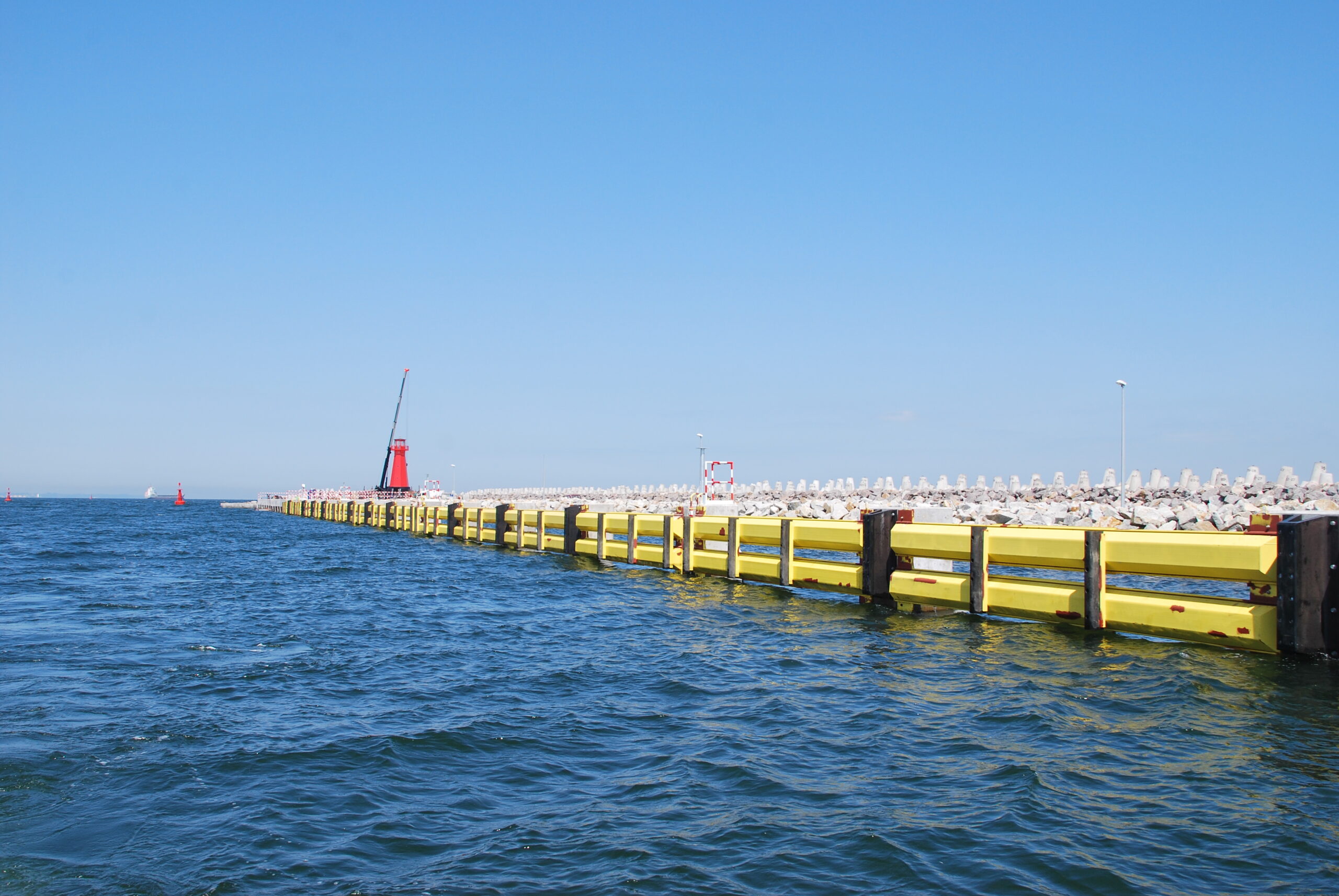 Infoship - Groźny wypadek na Zatoce Gdańskiej. Fala zmyła skipera, jacht rozbił się o falochron