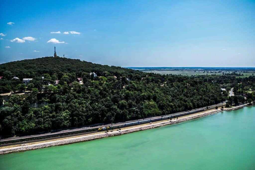 Po wakacjach nadal duży ruch nad Balatonem. MAV wprowadza jesienny rozkład jazdy pociągów foto: MAV