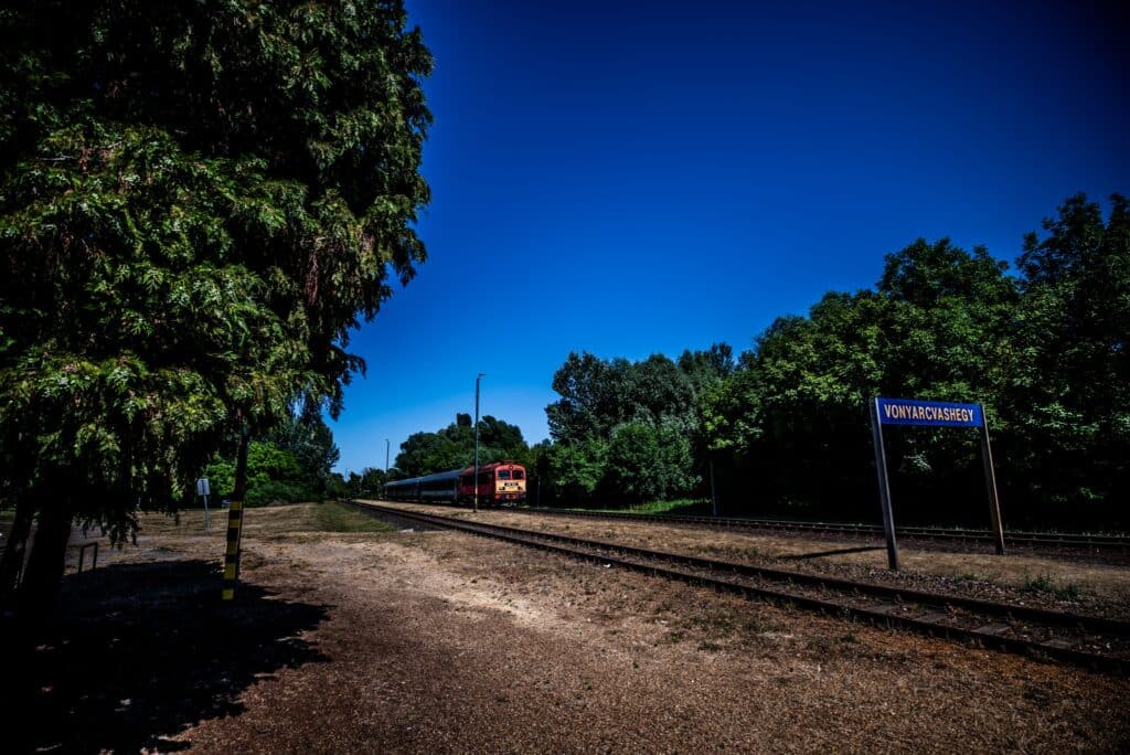 Po wakacjach nadal duży ruch nad Balatonem. MAV wprowadza jesienny rozkład jazdy pociągów foto: MAV
