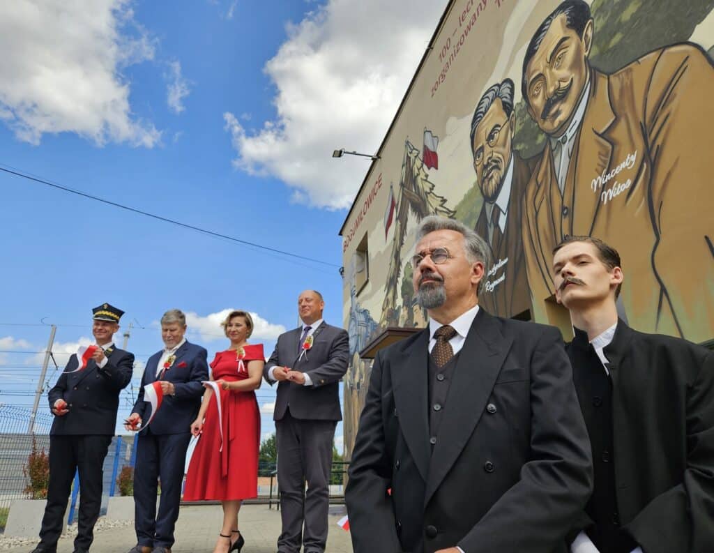 Mural upamiętniający Reymonta i Witosa na dawnym dworcu w Bogumiłowicach foto: PKP SA