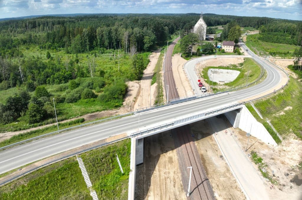 Nowy wiadukt w Sterławkach Wielkich zmieni podróże. Kierowcy i pasażerowie zyskają nawet 50 minut foto: PKP PLK